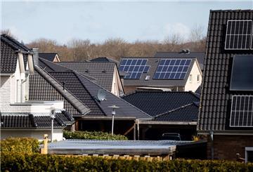 Sonnenkollektoren auf dem Dach.