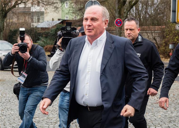 Uli Hoeneß: Habe im Gefängnis 5500 Briefe bekommen Gute Wünsche seiner Fans haben den Bayern-Präsidenten tausendfach in seiner Zelle erreicht. Die Briefflut habe er nie beantworten können - dafür habe er anderen Häftlingen geholfen.