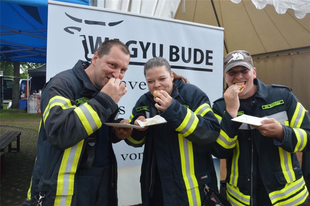 Guten Appetit - die Feuerwehr beißt zu. Foto: Schoener