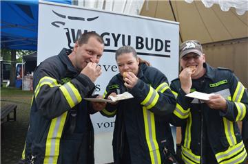 Guten Appetit - die Feuerwehr beißt zu. Foto: Schoener