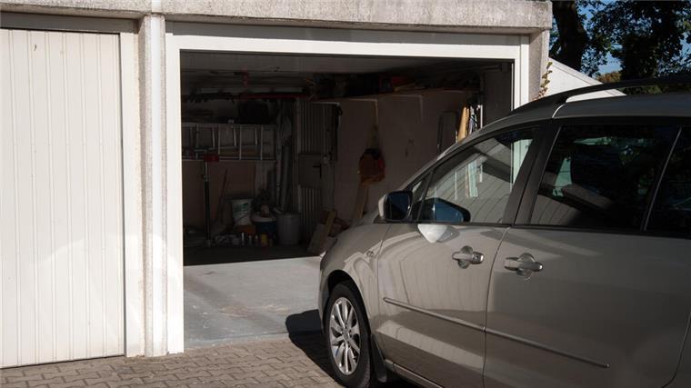 Kfz-Versicherung 2025: 10 Tipps, um richtig Geld zu sparen Guter Schutz fürs Auto: Klar, das bietet eine Garage - für den Fall der Fälle ist zudem auch ein passender Versicherungsschutz wichtig, der bestenfalls nicht unnötig teuer sein sollte.