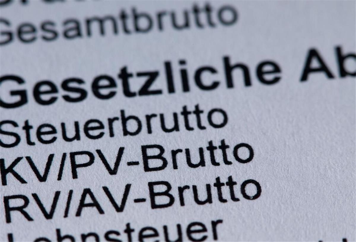 Die Einträge zur Krankenversicherung sind auf einer Gehaltsabrechnung zu sehen.
