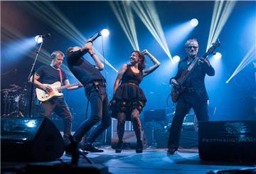 Gwennyn und Band spielen im Pferdestall.