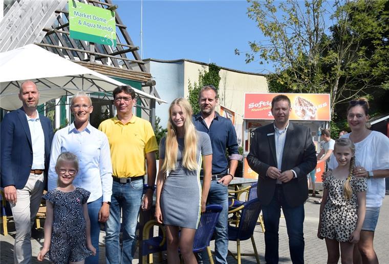 Butjadingen: Dank Privatinitiative gibt‘s bald neue Schwimmkurse Haben alle dabei mitgeholfen, dass es die Schwimmkurse im Aqua Mundo geben wird (von links): Center-Parcs-Generalmanager Mark Schuur, Daniela Brockhoff-Bode mit Tochter Jadara, Schwimmmeister Dieter Oberegger, seine Tochter Norma, Eike Hessenius (TuS Tossens), Bürgermeister Axel Linneweber, Deborah Oberegger mit Tochter Lorna.