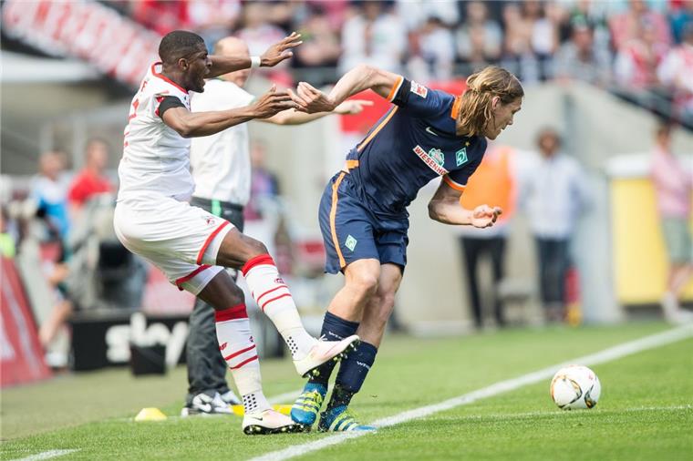 Haben beide nichts zu verschenken: Kölns Anthony Modeste (links) und Bremens Jannik Vestergaard kämpfen um den Ball. 