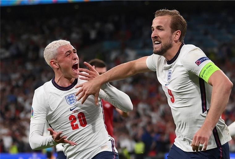 Haben das ganze Land hinter sich: Auch Englands Ex-Weltmeister von 1966 drücken dem Team um Kapitän Harry Kane (rechts) beim EM-Finale die Daumen.