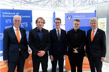 Haben den Förderpreis für Bachelor-Studienabschlussarbeiten der Hochschule Bremerhaven erhalten (Mitte von links): Julian Horn, Lars Wendel und Julian Gerken. Die Volksbank-Vorstände Michael Schoer (ganz links) und Diedrich von Soosten (rechts) gratulierten den Preisträgern. 