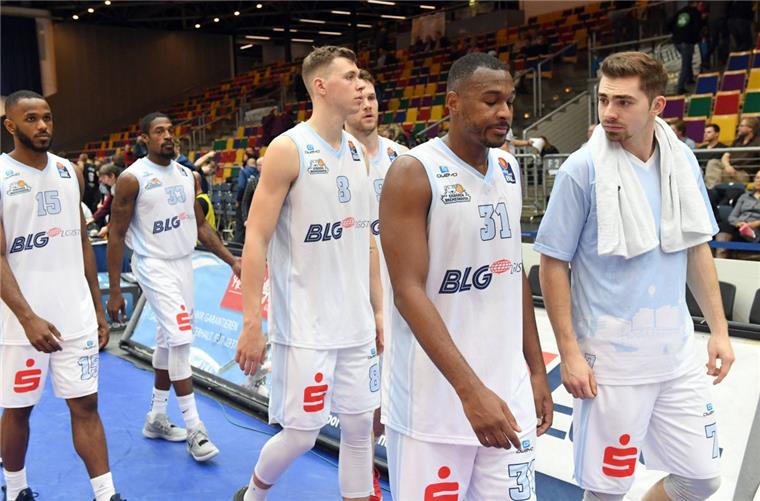 Haben die Eisbären noch eine Zukunft in der BBL? Den Lizenzentzug wollen die Bremerhavener nicht ohne Widerstand hinnehmen.