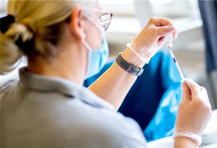 Verband: Hausärzte statt Impfzentren im Kampf gegen Corona Haben die Impfzentren keine Zukunft?