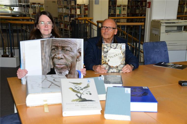 Haben ein Herz für Bücher, egal welchen Formats: Bibliotheksleiterin Claudia Mann und der Vorsitzende der Bibliotheksgesellschaft, Günter Behrens.