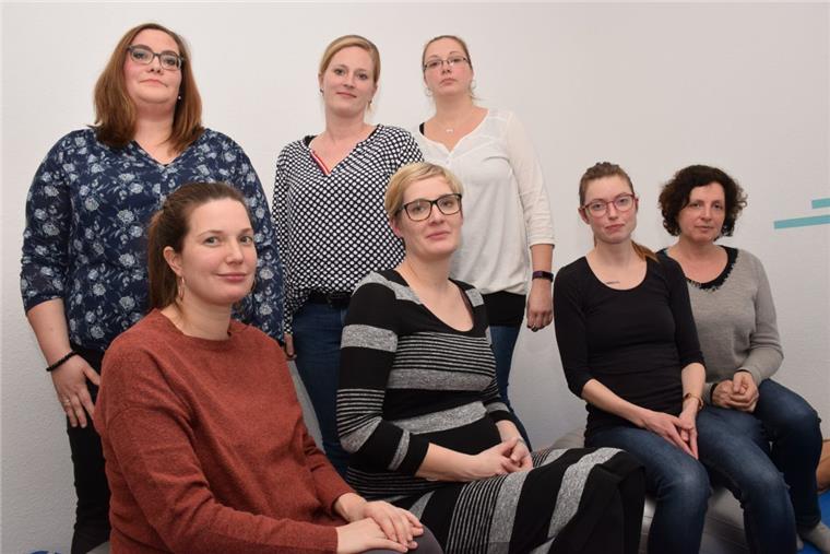 Nordenham: Junge Mütter haben Initiative gegründet Haben eine Elterninitiative gegründet, weil sie die Schließung der Geburtshilfe nicht wortlos hinnehmen wollen (unten, von links): Nina Schoenlau, Jana Bens, Julia Bittner und Hebamme Heike Stefanoff sowie (oben, von links) Sarah Schneider, Tomke Teßmer und Daniela Willms.