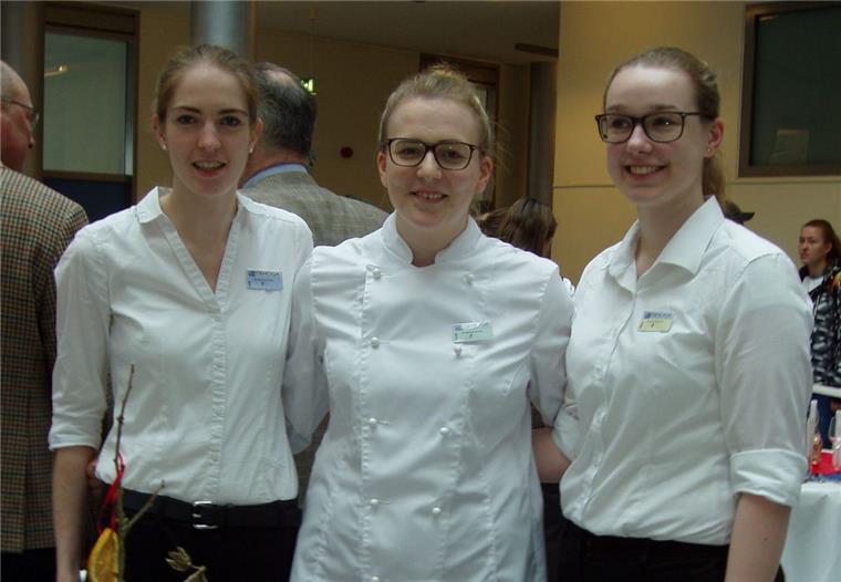 Kivinan-Schülerinnen auf Zeven sind fit im Gastgewerbe Haben gastronomisch alles im Griff: Die Kivinan-Schülerinnen Steffi Runge, Verena Mollinger und Inken Postels (von links).