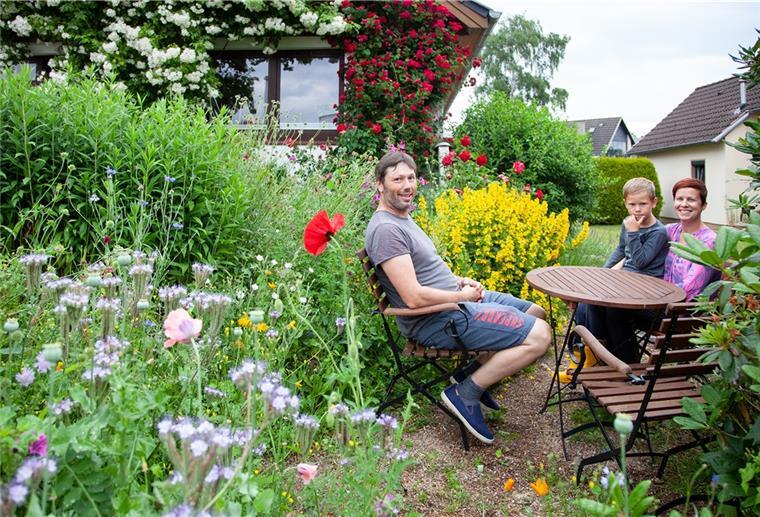 Dorum soll Insektenparadies werden Haben sich in Dorum ein kleines Naturparadies geschaffen: Anka und Steffen Mitgau mit Sohn Joshua Cilian. Ihr Grundstück ist Teil des Dorumer Naturgarten-Netzwerks.