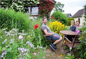 Haben sich in Dorum ein kleines Naturparadies geschaffen: Anka und Steffen Mitgau mit Sohn Joshua Cilian. Ihr Grundstück ist Teil des Dorumer Naturgarten-Netzwerks.