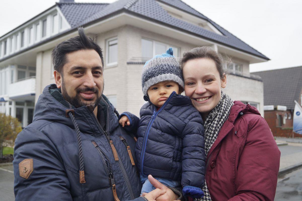 Haben sich in Tossens sofort zuhause gefühlt: Manuel Khan und Kirsten Bruns mit ihrem einjährigen Sohn Joshua.