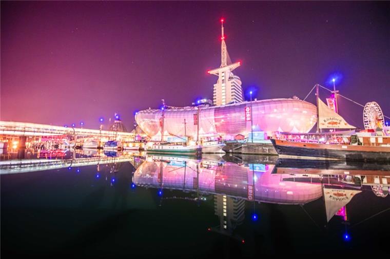 Seestadtfest Bremerhaven: Die schönsten Bilder vom zweiten Tag Habt ihr diese tollen Lichter beim Seestadtfest in Bremerhaven gesehen? Unser Fotograf Arnd Hartmann hat uns ein Bild mitgebracht.