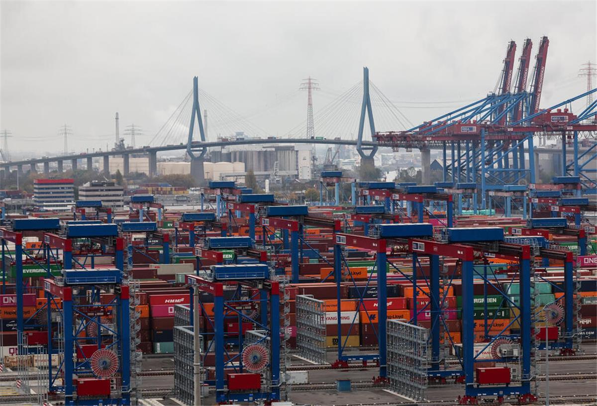 ARCHIV - 04.11.2024, Hamburg: Container lagern auf dem Containerterminal Burchardkai (CTB) der Hamburger Hafen und Logistik AG HHLA im Hamburger Hafen. Im Hintergrund ist die Köhlbrandbrücke zu sehen. (zu dpa: «CDU-Verkehrsexperten: Bund muss Häfen stärker unterstützen») Foto: Christian Charisius/dpa +++ dpa-Bildfunk +++