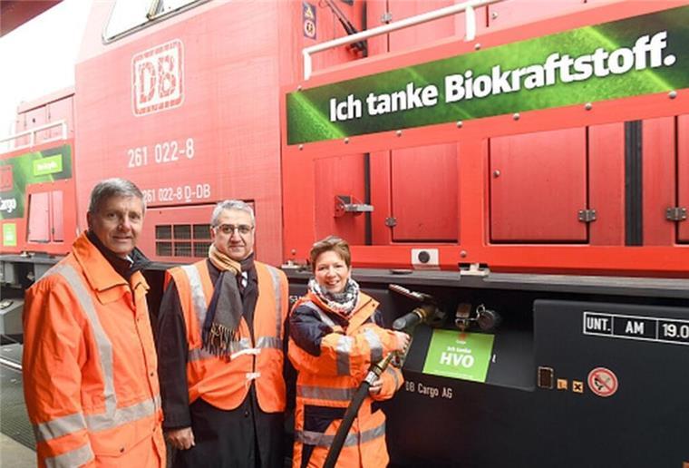 Häfensenatorin Claudia Schilling (SPD) beim Betanken einer DB-Rangierlok mit dem emissionssparenden HVO zusammen (von links) mit Martin Lemke, DB Energie Leiter Geschäftseinheit Servicebereich und Technik und Ali Dogru, DB Cargo Head of Assets and Maintenance. 