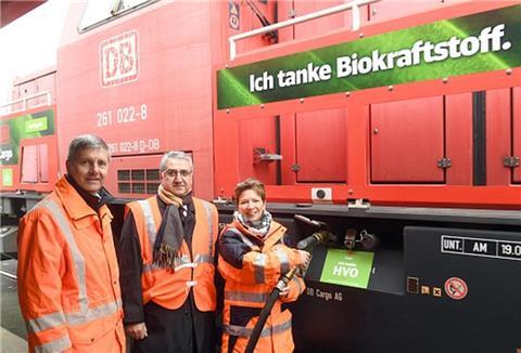 Häfensenatorin Claudia Schilling (SPD) beim Betanken einer DB-Rangierlok mit dem emissionssparenden HVO zusammen (von links) mit Martin Lemke, DB Energie Leiter Geschäftseinheit Servicebereich und Technik und Ali Dogru, DB Cargo Head of Assets and Maintenance. 