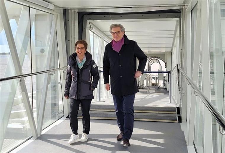 Kreuzfahrtterminal: Kaje und erste Passagierbrücke eingeweiht Häfensenatorin Dr. Claudia Schilling und Bremenports-Chef Robert Howe testen die neue Passagierbrücke.