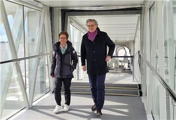Häfensenatorin Dr. Claudia Schilling und Bremenports-Chef Robert Howe testen die neue Passagierbrücke.