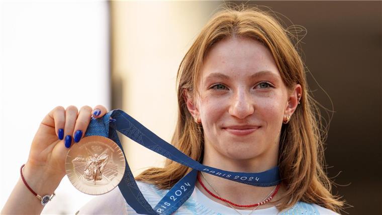 Nach Wertungs-Hickhack: Turnerin Barbosu mit Bronze geehrt Hält stolz ihre olympische Bronzemedaille hoch: Ana Barbosu.