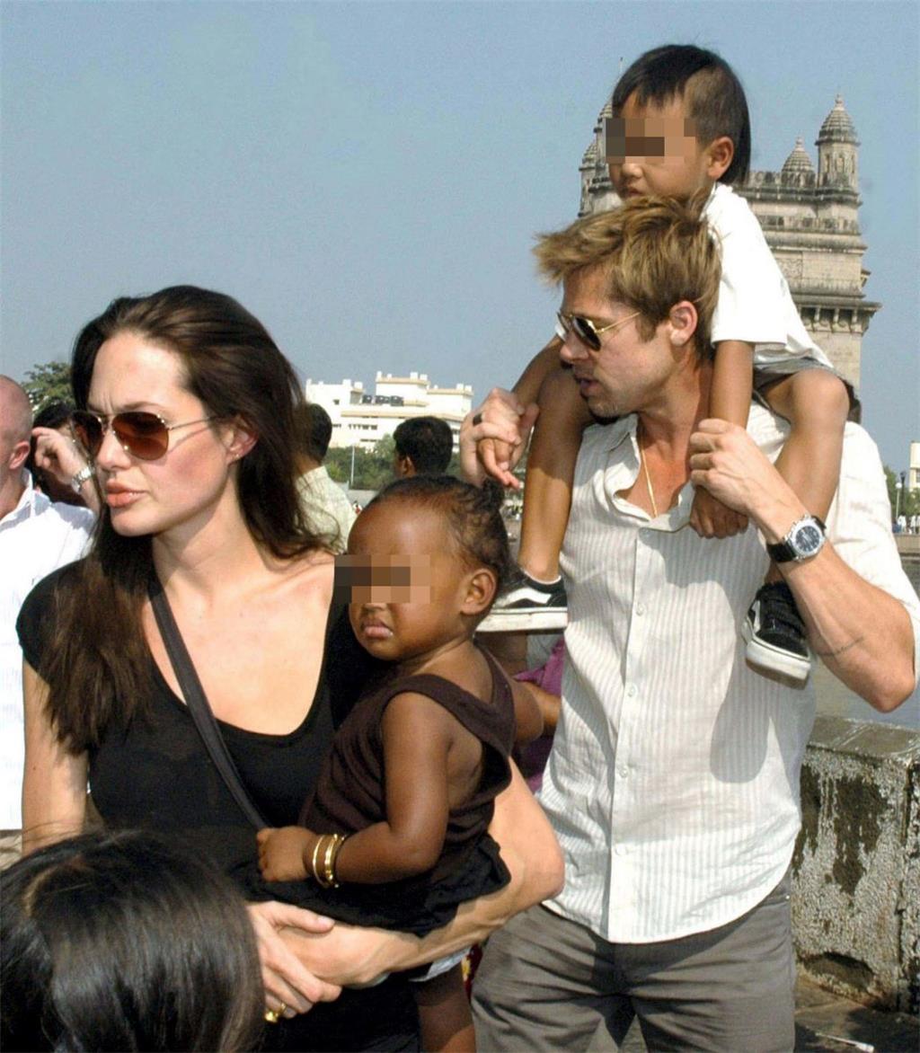 Hier sind sie beim Spaziergang im indischen Bombay mit den Adoptivkindern Zahara Marley aus Äthiopien und Maddox aus Kambodscha.