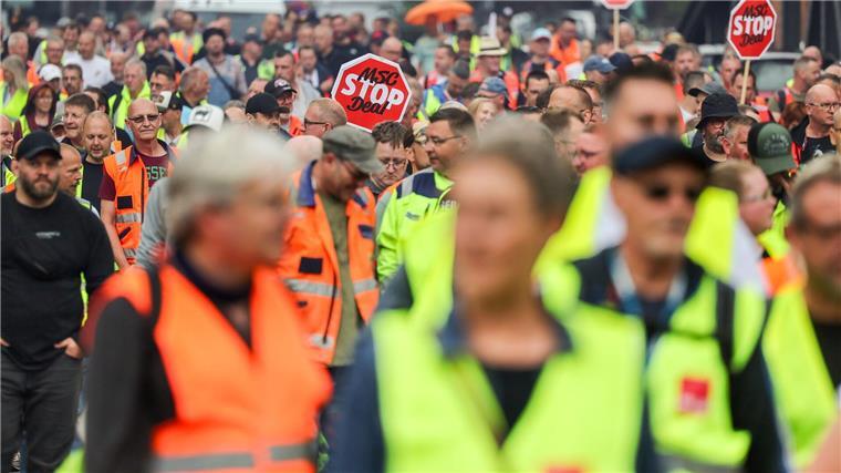 Neues Angebot im Tarifkonflikt bei Seehäfen Hafenarbeiter demonstrieren für eine bessere Bezahlung. (Archivfoto)