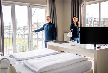 Hafenmeister Rüdiger Magowsky und seine Kollegin Michelle Tierney vom Hotel & Boardinghouse „Im Jaich“ öffnen symbolisch die Fenster für frischen Wind und machen die Betten nach dem Lockdown.