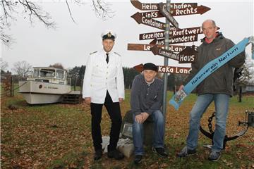 Hafenmeister Tobias Brunkhorst, Logbuchführer Frank Jagels und zweiter Hafenmeister Tobias Schierholz (von links) freuen sich, dass Nartum dem Klimawandel gelassen entgegen sehen kann. Es gibt zwar noch keinen Hafen, aber immerhin einen Hafenverein. 