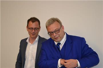 Rückhalt für den Senator: Hafensenator Martin Günthner (SPD, links) hat am Montag Unterstützung von der SPD-Bürgerschaftsfraktion bekommen: "Die SPD steht hinter dem Offshore-Terminal", sagte Fraktionschef Björn Tschöpe.