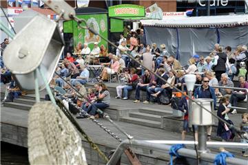 Hafenspektakel und Matjestage im Schaufenster. 