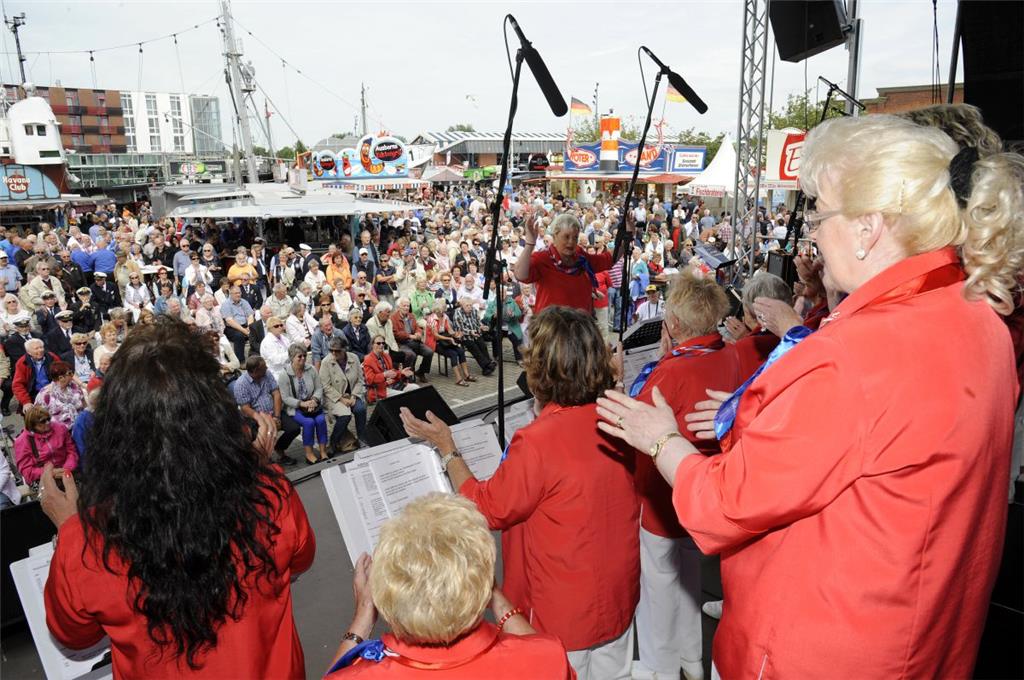 Hafenspektakel und Matjestage im Schaufenster. Maritim-Chor Luv und Lee.