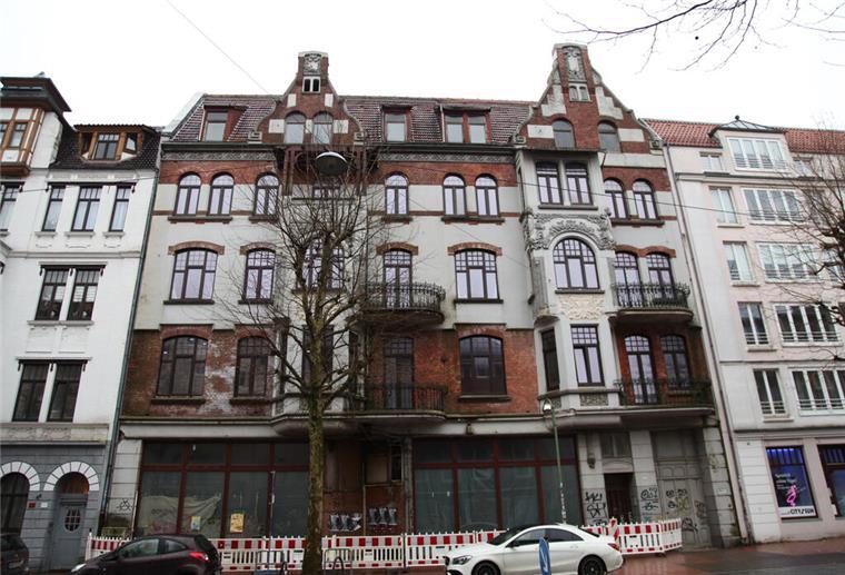 Nach monatelangem Stillstand: Im Problemhaus „Hafenstraße 42“ tut sich plötzlich etwas Hafenstraße 42: Das Gründerzeithaus ist im Visier des Bauordnungsamts.