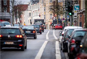 Autos fahren auf der Hafenstraße in Bremerhaven.