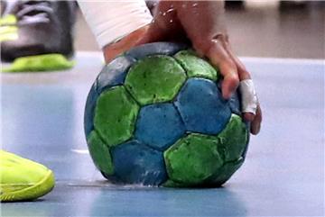 Haftmittel hilft Handballern, den Ball besser zu greifen – auch die Wurfqualität verbessert sich. Allerdings hinterlassen diese Spuren auf Hallenböden, Geräten, Wänden.
