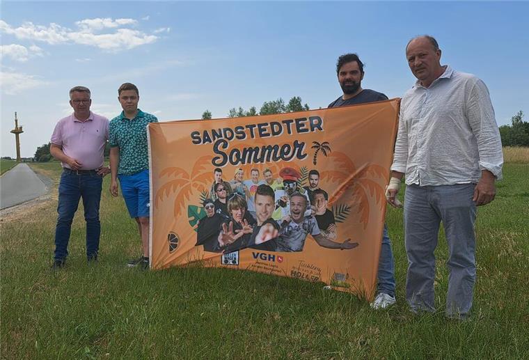 Festival in Sandstedt: Schlagerstars können kommen Hagens Bürgermeister Andreas Wittenberg (v.l.), Veranstalter Eike Wittmaier und Sönke Janz sowie Ortsbürgermeister Falko Wahls-Seedorff freuen sich auf den Sandstedter Sommer am 26. August.