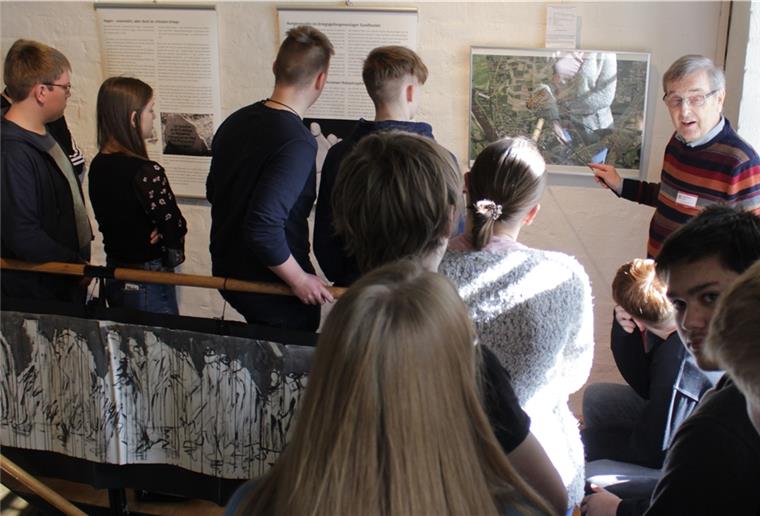 Zeitzeugen geben Schülern in Hagen Einblicke in ein dunkles Kapitel Hagens Historiker Hansdieter Kurth berichtet den Schülern der Hermann-Allmers-Schule von den Geschehnissen beim Todesmarsch vor 75 Jahren.