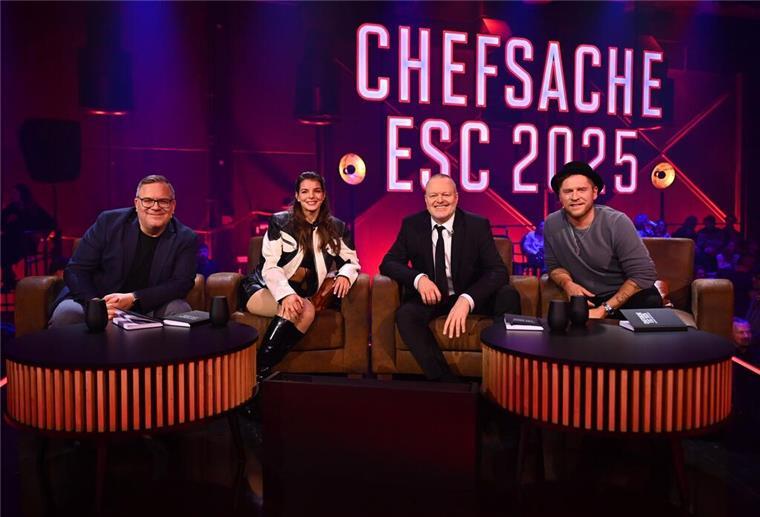 „Diese Locke!“ - Stefan Raabs ESC-Auslese nimmt Konturen an Halbzeit beim ESC-Vorentscheid - die Jury wirkt zufrieden.