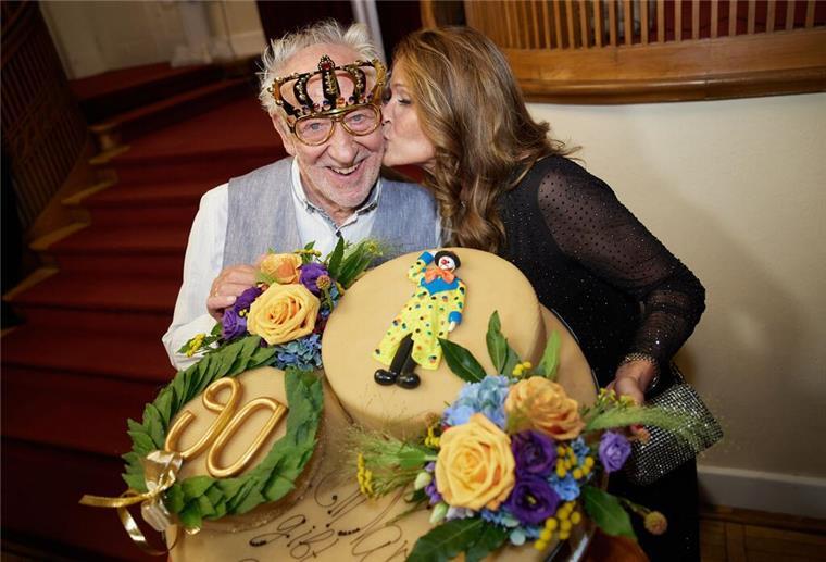 Hallervorden bekam auch eine Torte und einen Kuss von seiner Ehefrau Christiane Zander.