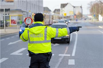 Halt Polizei - wie hier an der Rickmersstraße kontrollierten die Beamten am Dienstag in Lehe und Leherheide rund 100 Autofahrer.