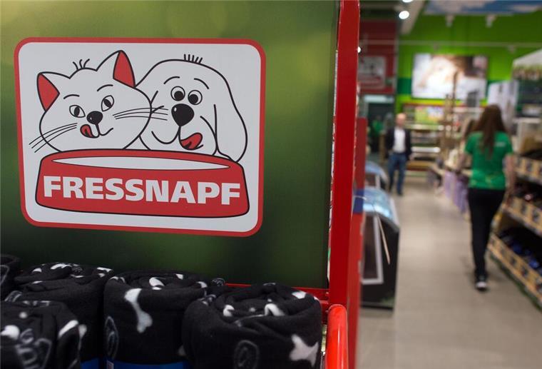 Salmonellen-Alarm: Fressnapf startet großen Rückruf von Tierfutter ARCHIV - Fressnapf-Markt in Krefeld. Deutschlands größte Heimtierbedarfskette Fressnapf will in Zukunft vor allem im Ausland wachsen. Foto: picture alliance / dpa