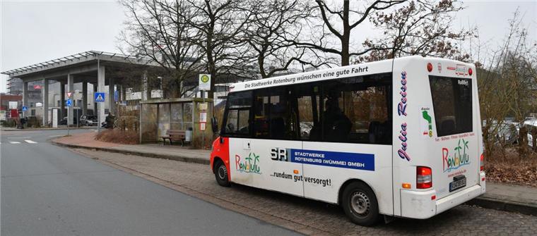 Busfahrt zu den Krankenhäusern im Kreis Rotenburg wird zum Problem Haltestelle am Rotenburger Diakoniekrankenhaus. Wer direkt vor die Klinik fahren möchte, muss in der Regel den Bürgerbus nehmen. Der aber fährt sonntags gar nicht.