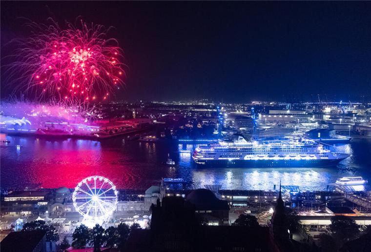 Hamburg Cruise Days 2025: Diese 8 Kreuzfahrtschiffe kommen in den Hafen Das Kreuzfahrtschiff «Vasco da Gama» sowie weitere Kreuzfahrtschiffe fahren im Rahmen einer Parade mit Feuerwerk bei den Hamburg Cruise Days auf der Elbe.