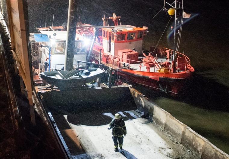 Hamburg: Schiff schlägt Leck - eine Person verletzt Hamburg: Das Binnenschiff Arie Cornelis liegt im Hafen Oortkaten an der Kaimauer. Das Schiff ist am Abend gegen eine Spundwand gefahren und daraufhin leckgeschlagen.