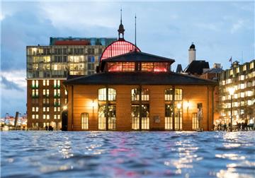 Hamburg: Der Fischmarkt mit der Fischauktionshalle steht unter Wasser. Tief "Benjamin" lässt das Wasser der Elbe über die Ufer treten. 