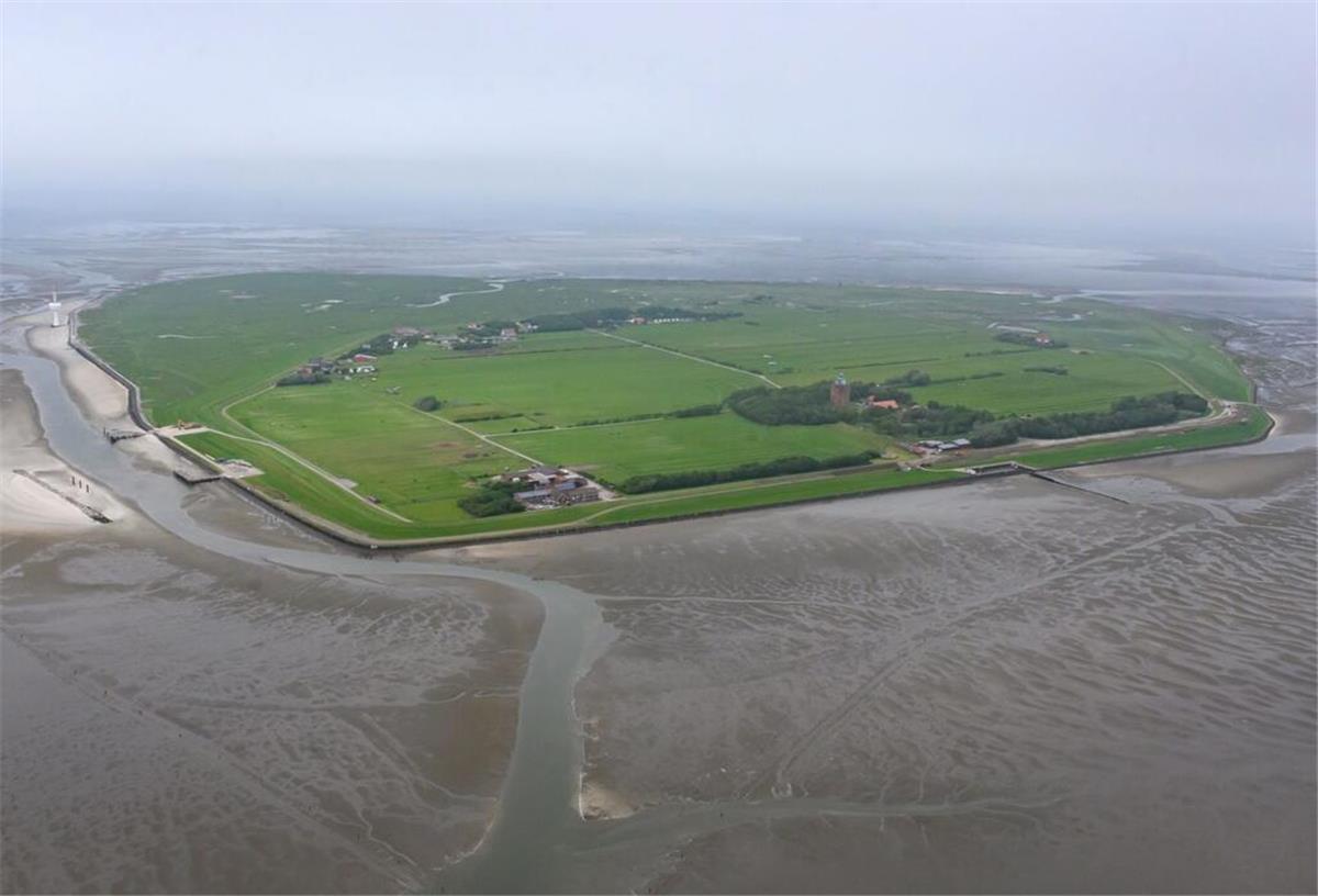 Die Insel Neuwerk liegt im Watt in der Nordsee nahe der Elbmündung.