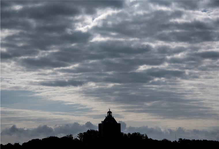 Hamburgisches Neuwerk wartet auf Impfungen Hamburg, Neuwerk: Wolken hängen über dem Leuchtturm auf der Nordseeinsel.