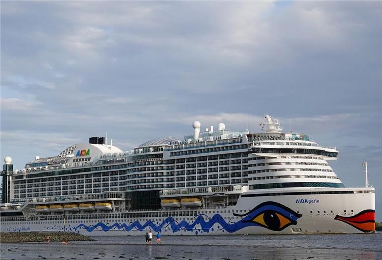 Elbsperrung bremst Aida-Schiff: Kreuzfahrt-Passagiere sitzen in Hamburg fest Das Kreuzfahrtschiff "Aidaperla" fährt bei Niedrigwasser auf der Elbe bei Blankenese in Richtung Nordsee.