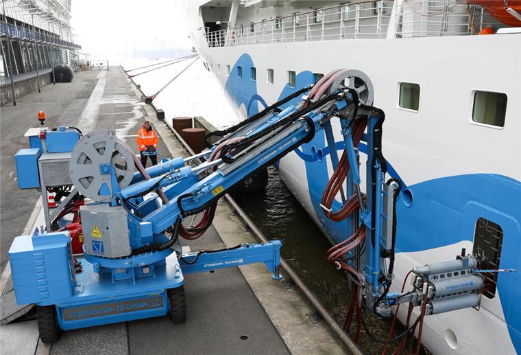 Neue Hafen-Pflicht in Hamburg kommt früher! Änderung für die Kreuzfahrt Im Hamburger Hafen wird ein Kreuzfahrtschiff mit Landstrom versorgt. Hamburg will ab 2027 eine neue Landstrom-Pflicht für Kreuzfahrtschiffe im Hafen einführen. Drei Jahre früher, als von der EU vorgeschrieben.